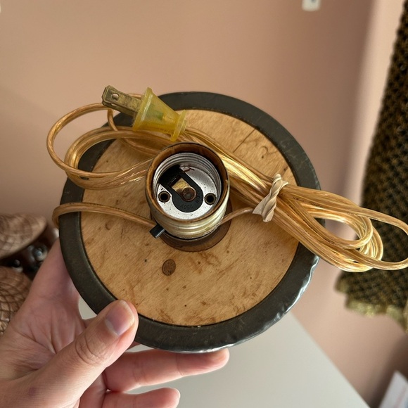 Vintage Bobbin Spindle Thread Sewing Lamp - Picture 4 of 5